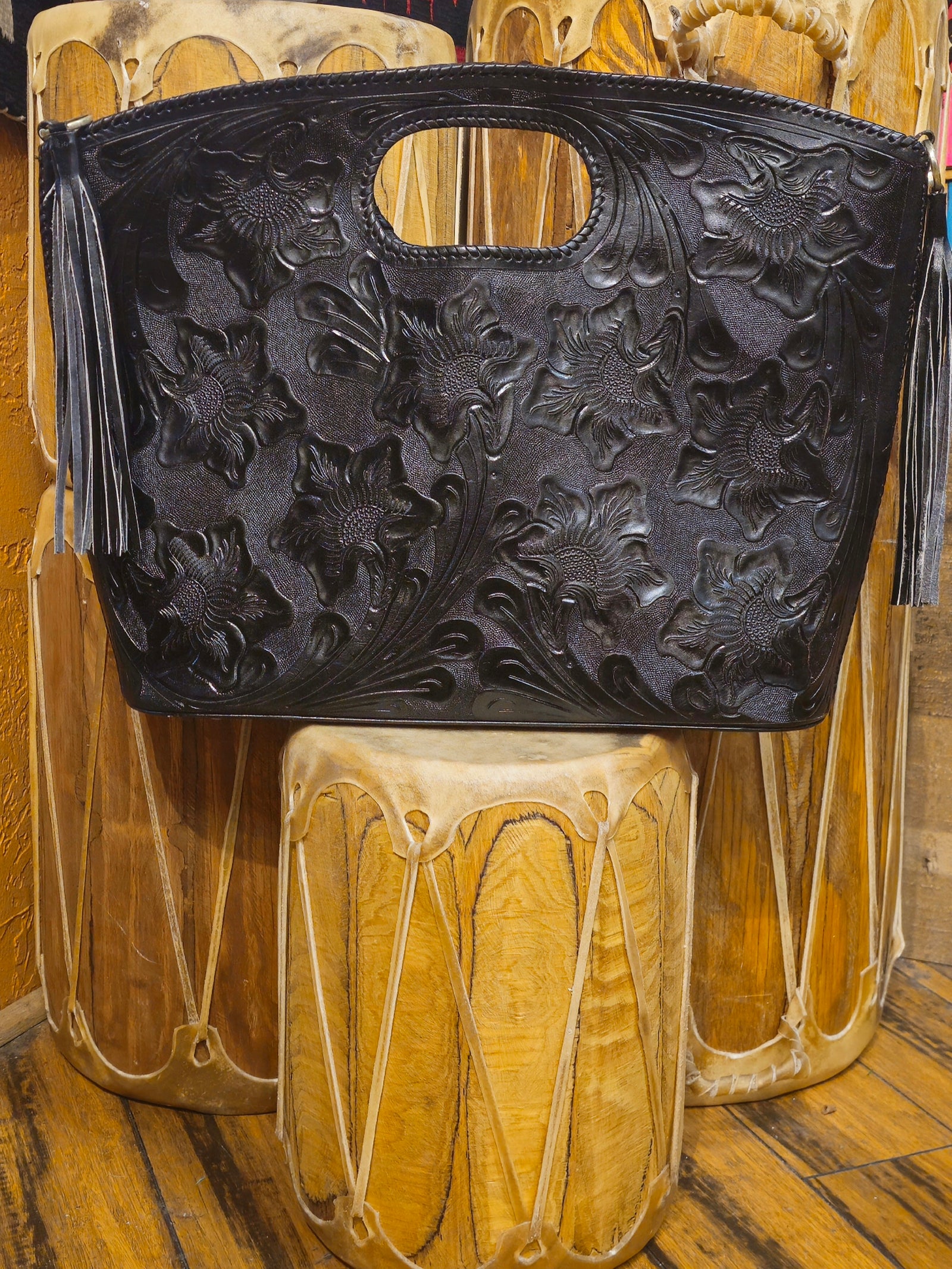 Que Chula Black Hammered Leather Purse