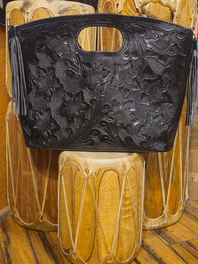Que Chula Black Hammered Leather Purse