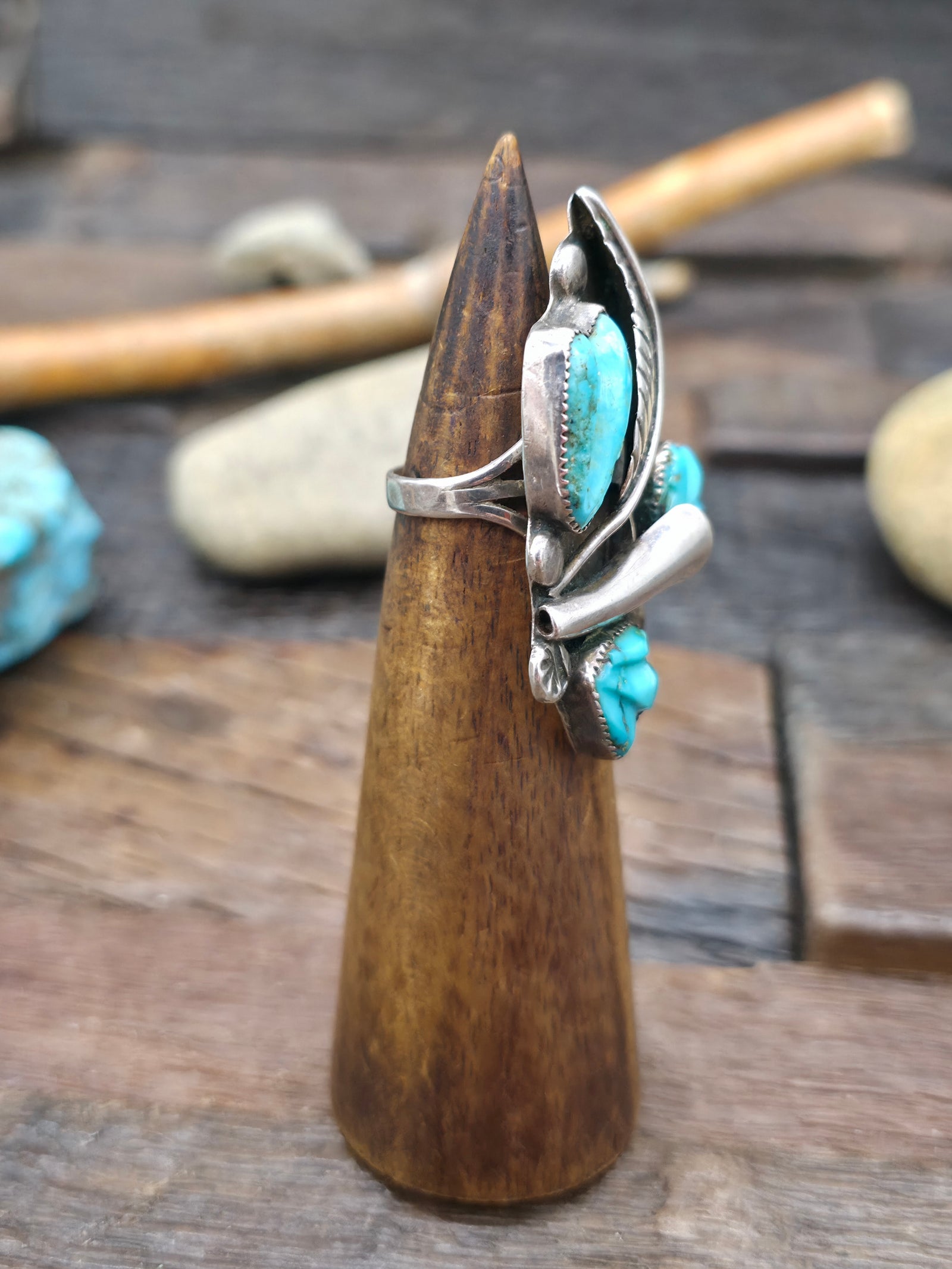 Vintage/Estate Three Stone Carved Turquoise Sterling Silver Leaf Applique Zuni Ring by Ben Eustace - Size 7 1/2