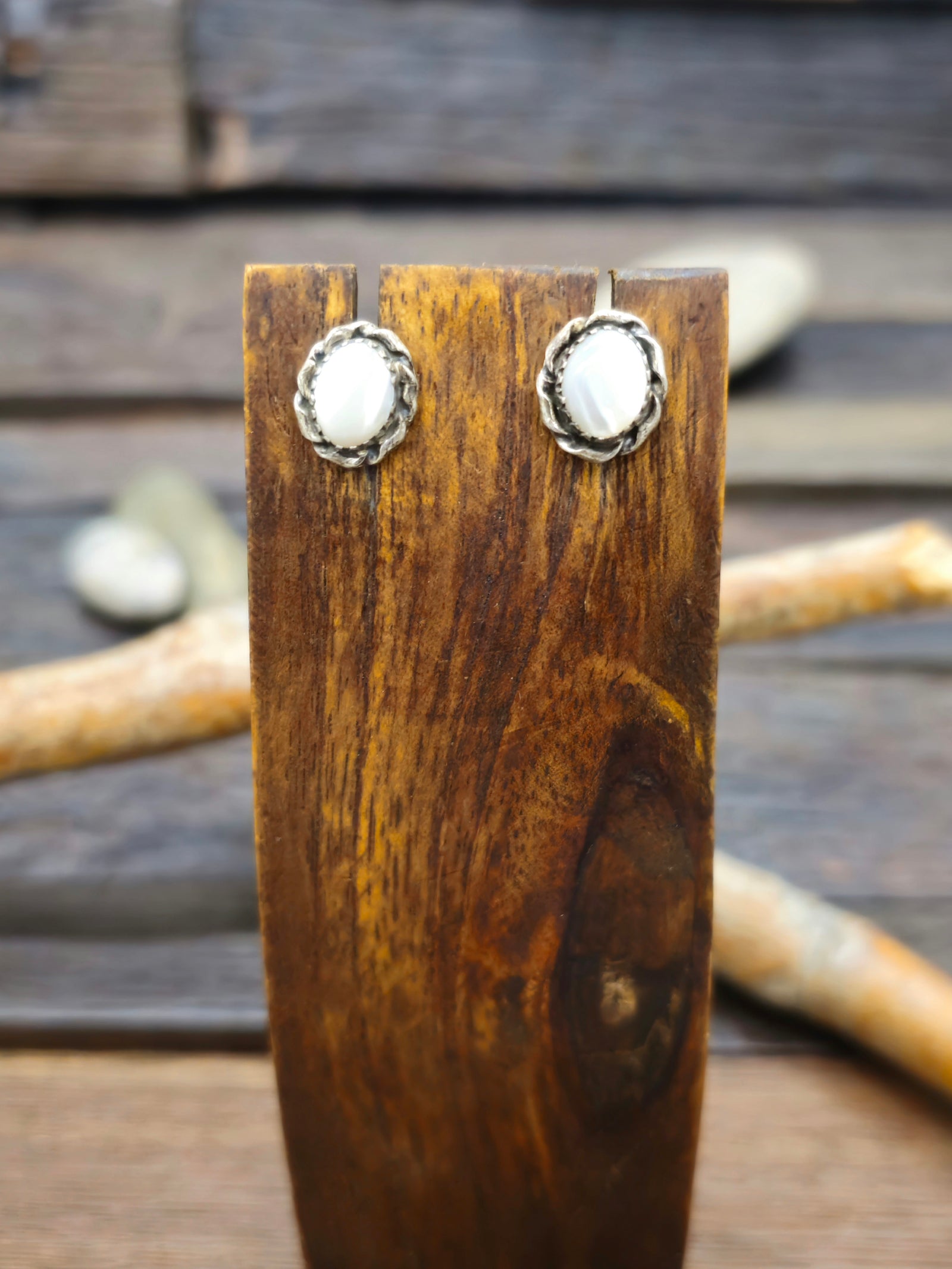 Vintage/Estate Sterling Silver Mother of Pearl Post Earrings